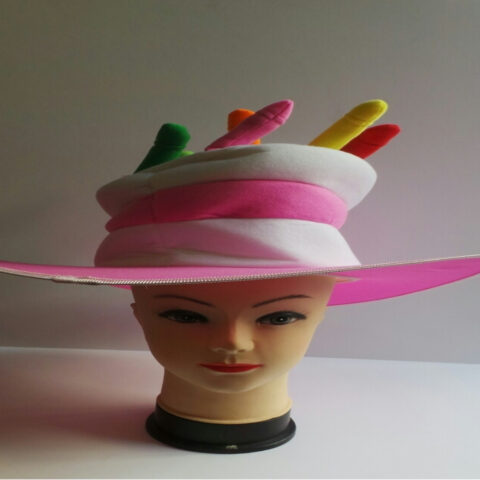 כובע מעוטר בבולבולים צבעוניים לכלה למסיבת הרווקות
