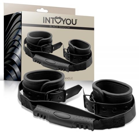 סט אזיקים עם ידית משיכה Intoyou - Vegan Leather Cuffs with Handle - Black